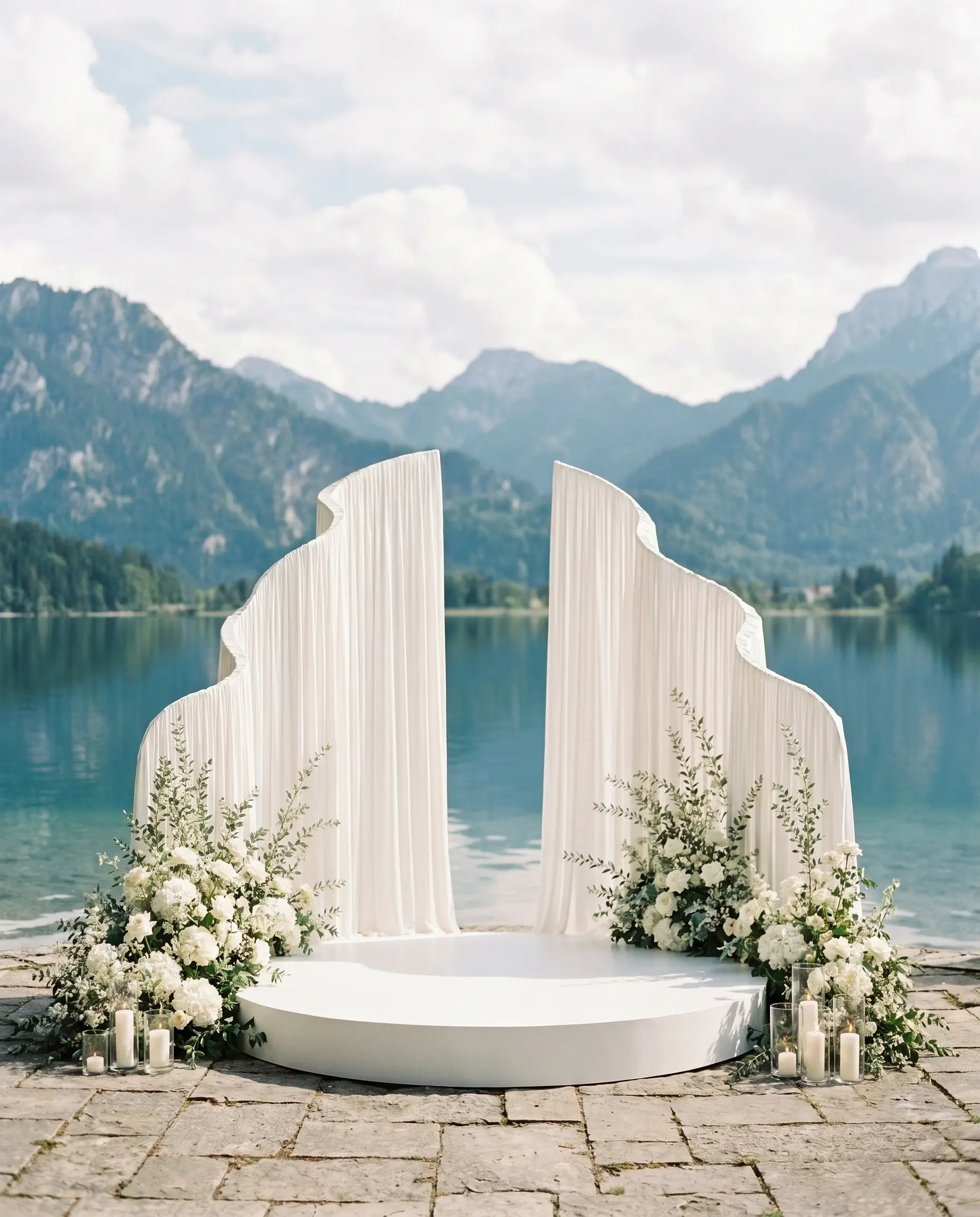 S-Curve White Drape mit Florals