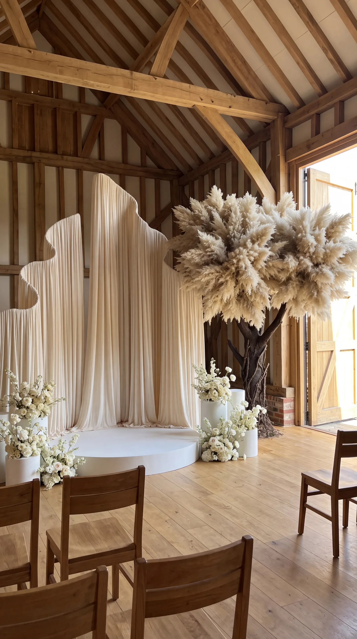 Pampas-Baum neben einem Drape-Aufbau in einer Tenne